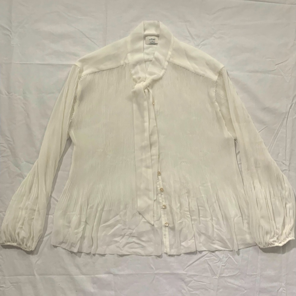 New Aritzia chiffon blouse! Style has never been worn. Size Medium